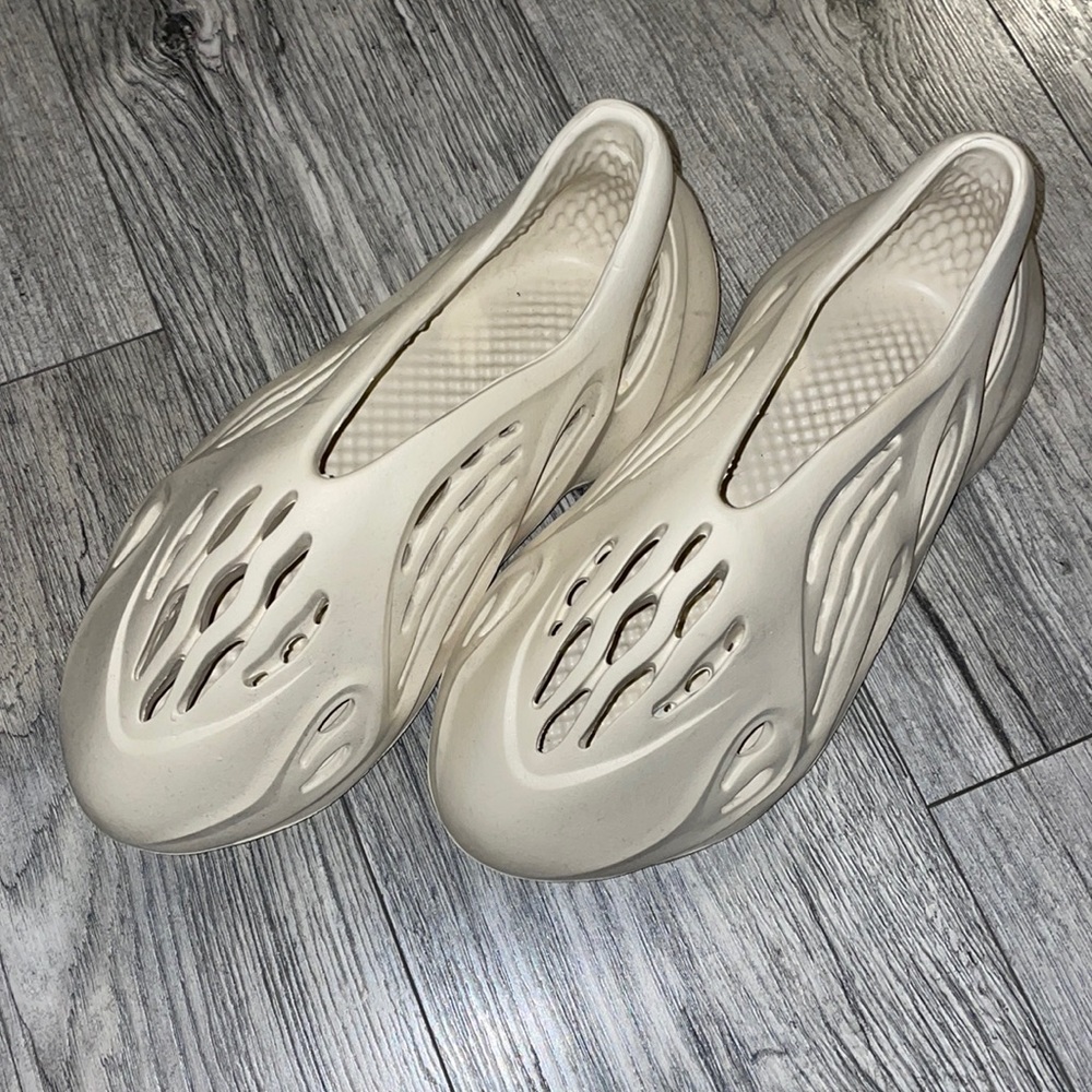 Yeezy adidas foam runner sand mens 10 new